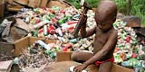 Ein kleines afrikanisches Kind arbeitet auf einer Dosen-Halde.